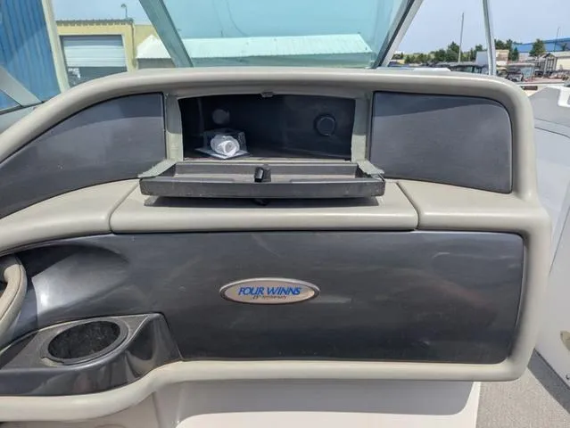 Slide: The Image of Four Winns Horizon 230 2000 - 14