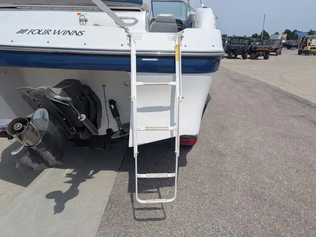 Slide: The Image of Four Winns Horizon 230 2000 - 5