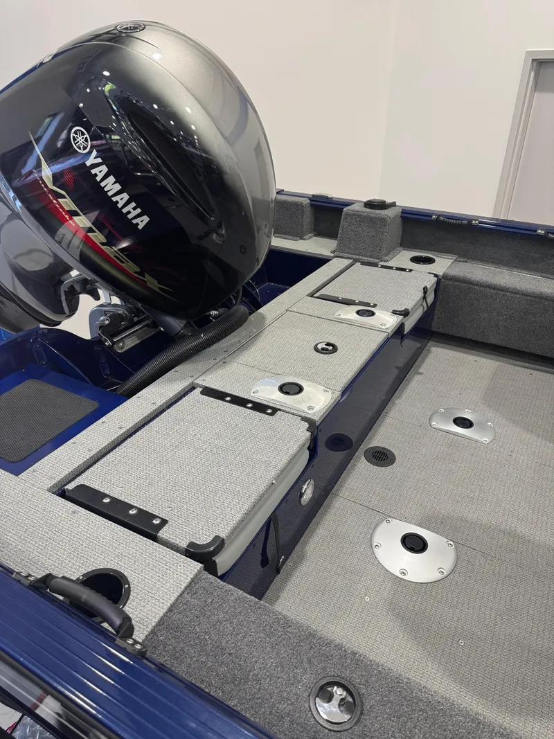 Slide: The Image of 2024 G3 AV18SF VINYL boat interior with Yamaha outboard motor. - 4