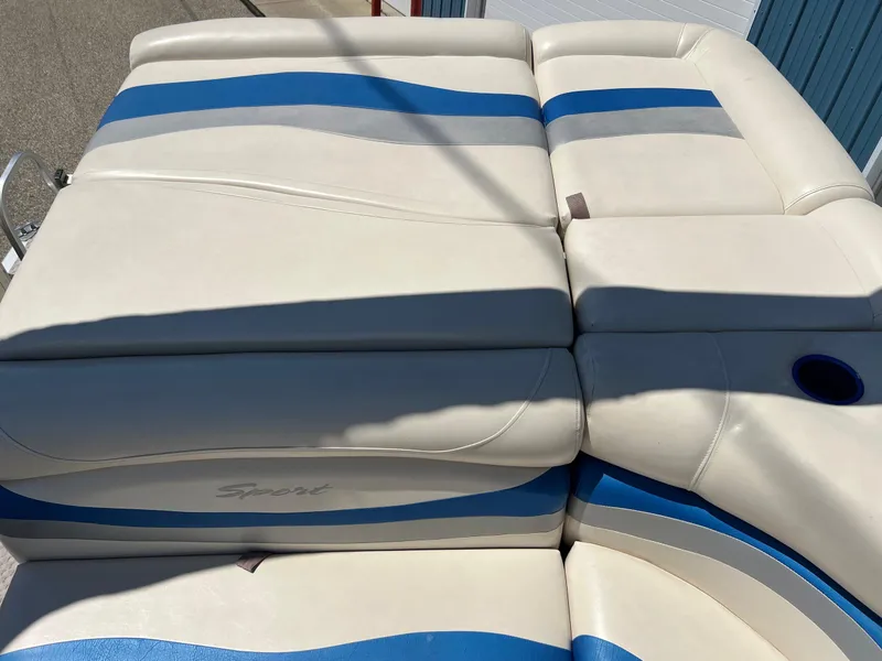 Slide: The Image of White and blue seating on a 2004 Bennington 2875RLX boat. - 17