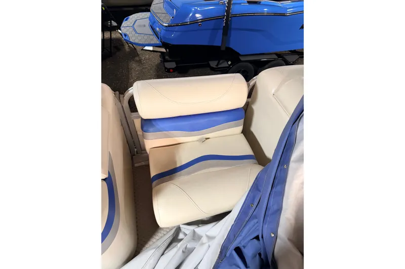 Slide: The Image of Cream and blue seating on a 2004 Bennington 2875RLX boat, with a blue cover nearby. - 32
