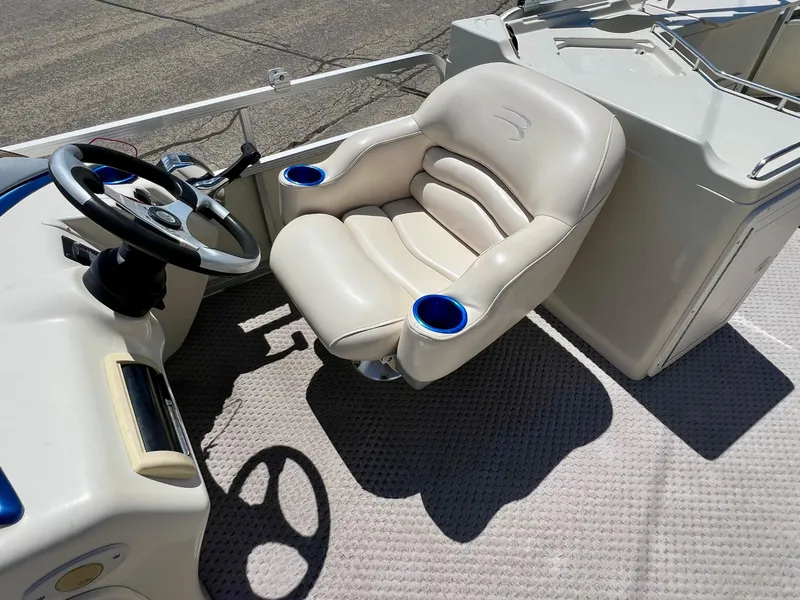 Slide: The Image of Captain's chair and steering wheel on a 2004 Bennington 2875RLX boat. - 8
