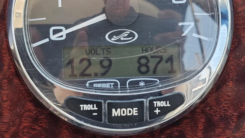 Slide: The Image of Gauge display on 2013 Sea Ray 280 Sundancer showing 12.9 volts and 871 hours. - 17
