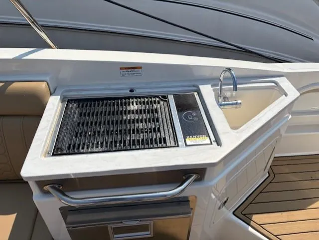 Slide: The Image of Sea Ray SDX 290 2022 - 16
