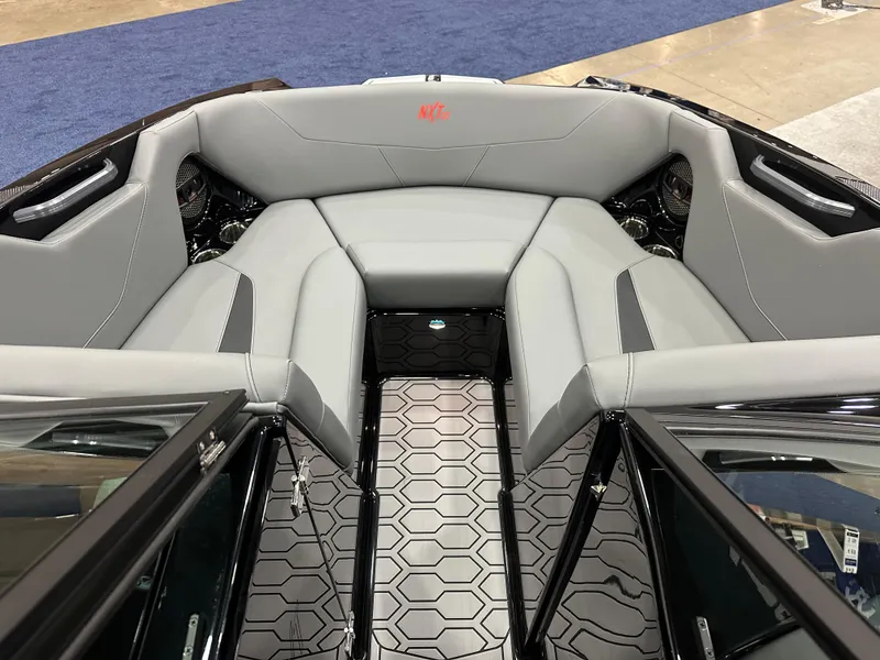 Slide: The Image of MasterCraft NXT20 2025 - 14