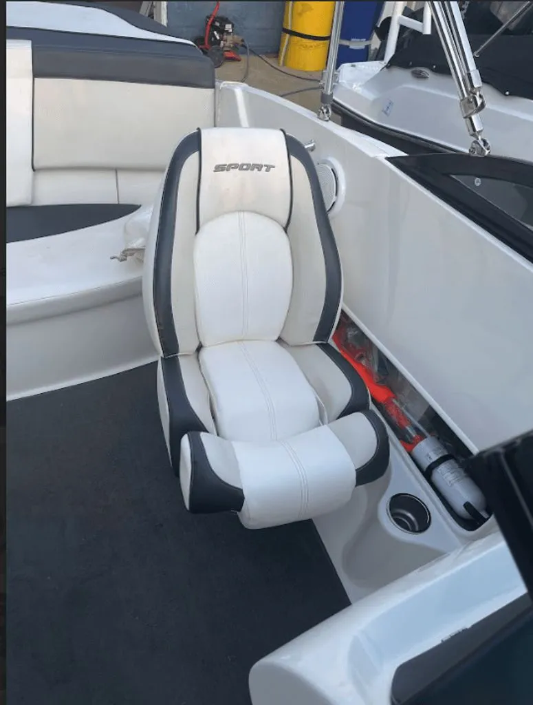 Slide: The Image of Sea Ray 185 Sport 2012 - 12