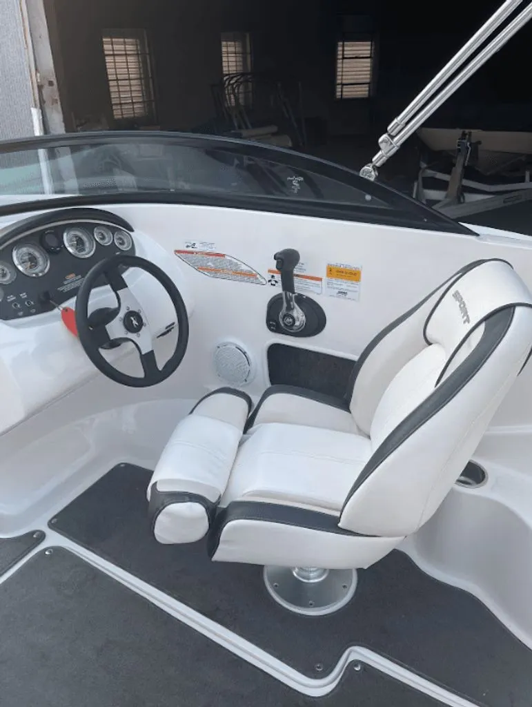 Slide: The Image of Sea Ray 185 Sport 2012 - 16