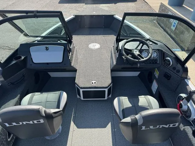 Slide: The Image of Lund 1775 Adventure Sport 2026 - 10