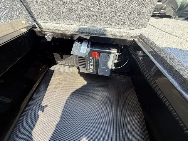 Slide: The Image of Lund 1800 Explorer Sport 2026 - 10