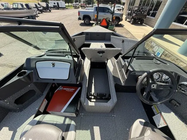 Slide: The Image of Lund 1800 Explorer Sport 2026 - 12