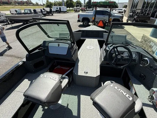 Slide: The Image of Lund 1800 Explorer Sport 2026 - 14