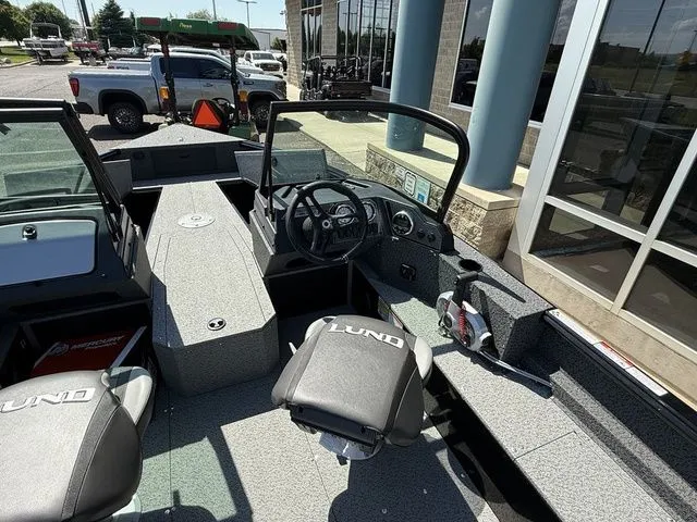 Slide: The Image of Lund 1800 Explorer Sport 2026 - 15