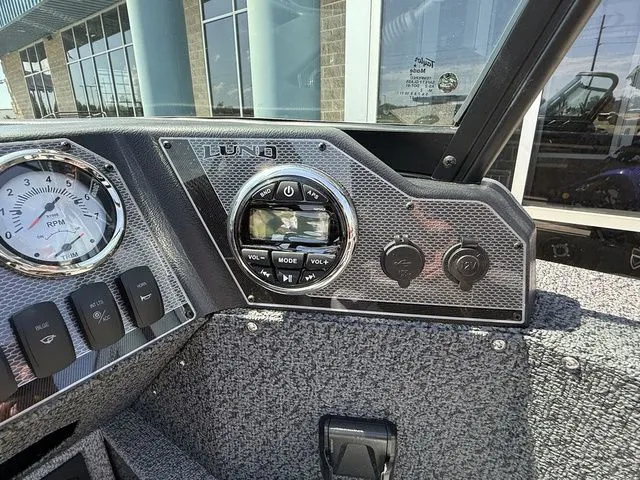 Slide: The Image of Lund 1800 Explorer Sport 2026 - 17