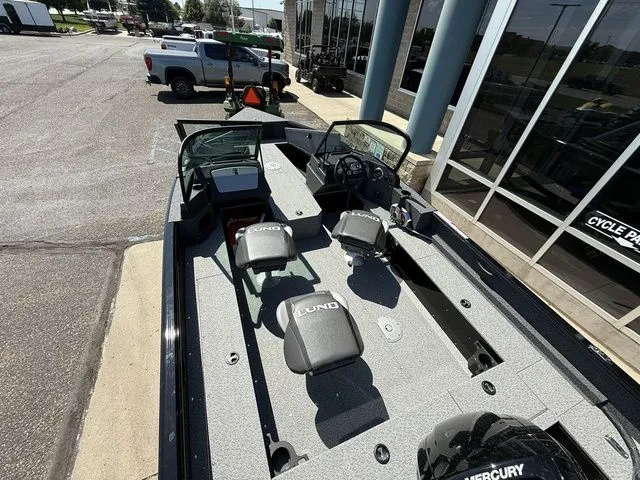 Slide: The Image of Lund 1800 Explorer Sport 2026 - 24