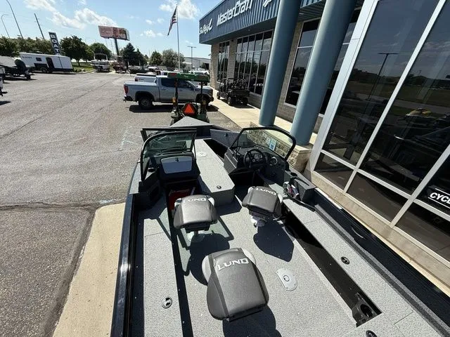 Slide: The Image of Lund 1800 Explorer Sport 2026 - 25