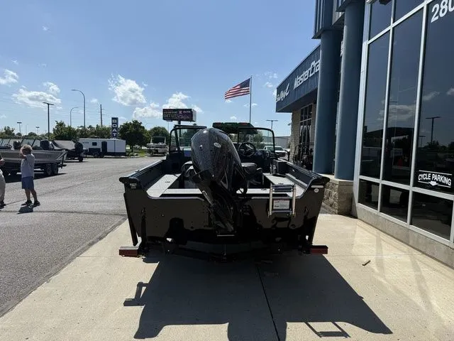 Slide: The Image of Lund 1800 Explorer Sport 2026 - 4