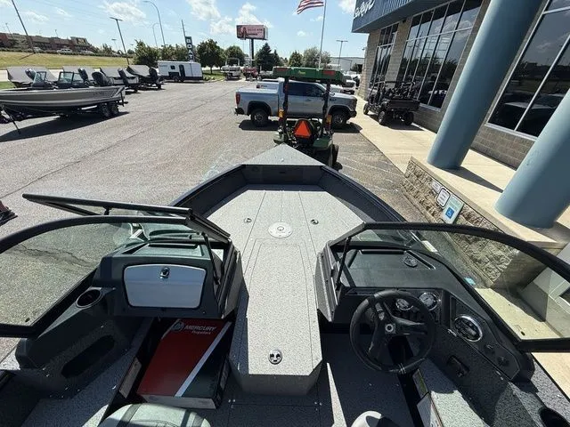 Slide: The Image of Lund 1800 Explorer Sport 2026 - 8