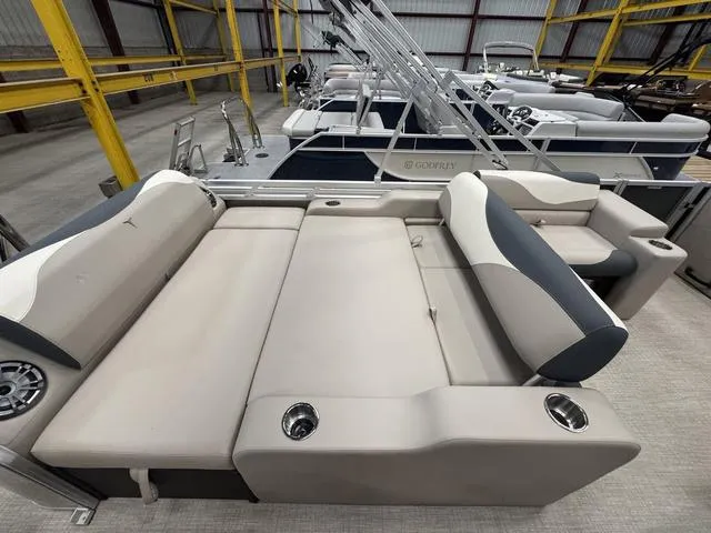 Slide: The Image of Tahoe LTZ 2385 VRL 2025 - 11