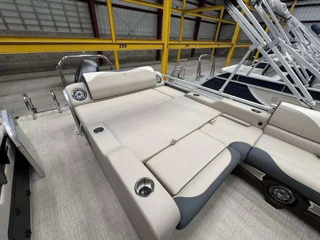 Slide: The Image of Tahoe LTZ 2385 VRL 2025 - 12