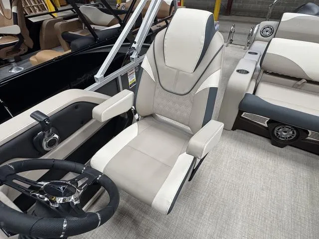 Slide: The Image of Tahoe LTZ 2385 VRL 2025 - 8
