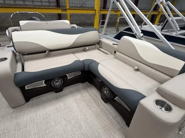 Slide: The Image of Tahoe LTZ 2385 VRL 2025 - 9