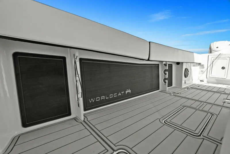 Slide: The Image of 2022 World Cat 400 CC-X - Starboard Side Horizontal Rod Holders - 37