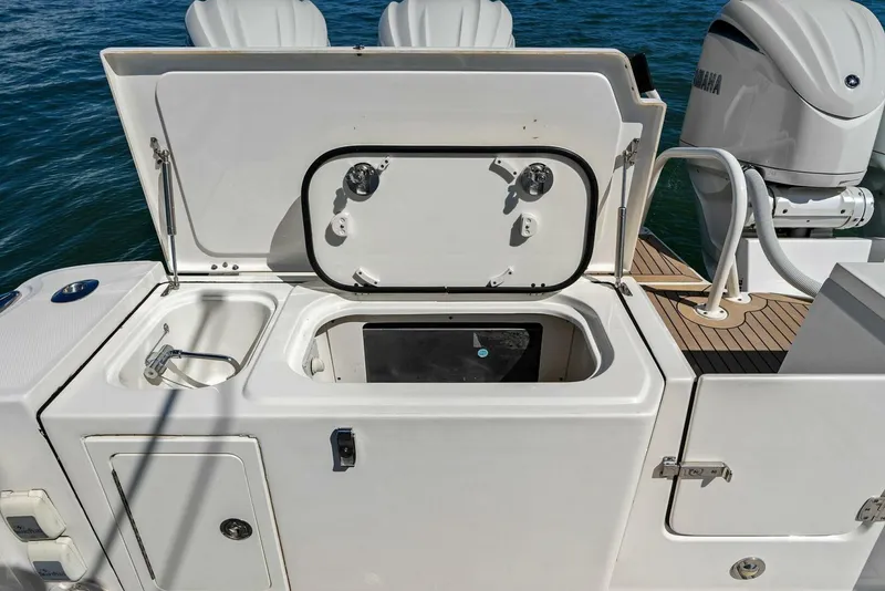 Slide: The Image of 2022 World Cat 400 CC-X - Transom Bait Prep - 44