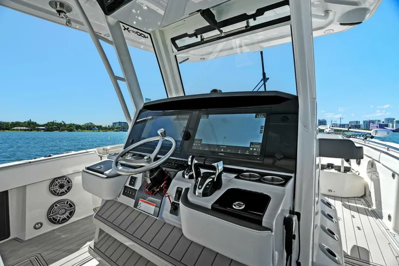 Slide: The Image of 2022 World Cat 400 CC-X - Helm - 7