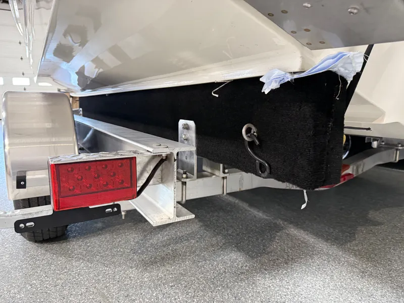Slide: The Image of Boston Whaler 250 Dauntless 2026 - 119