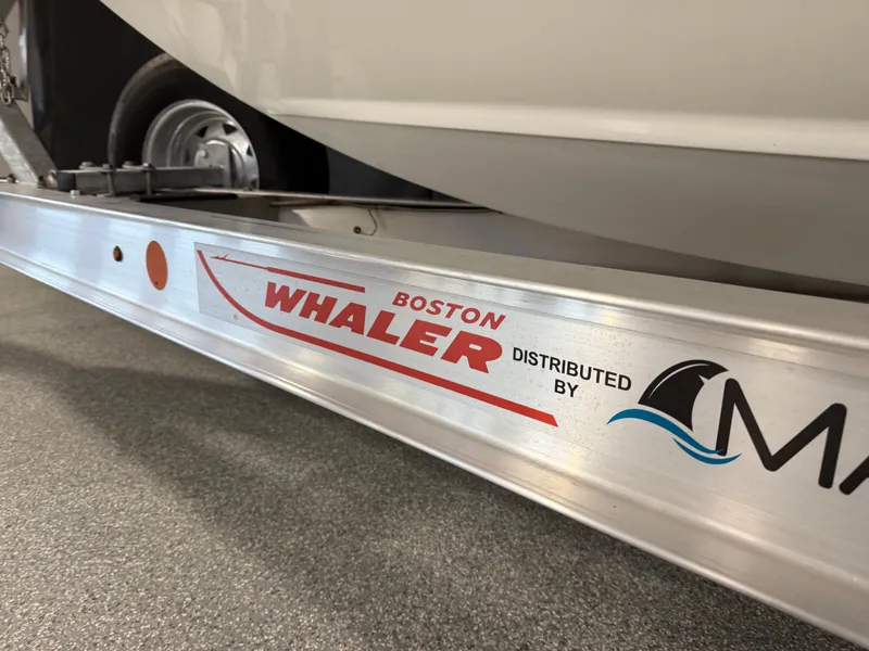 Slide: The Image of Boston Whaler 250 Dauntless 2026 - 123