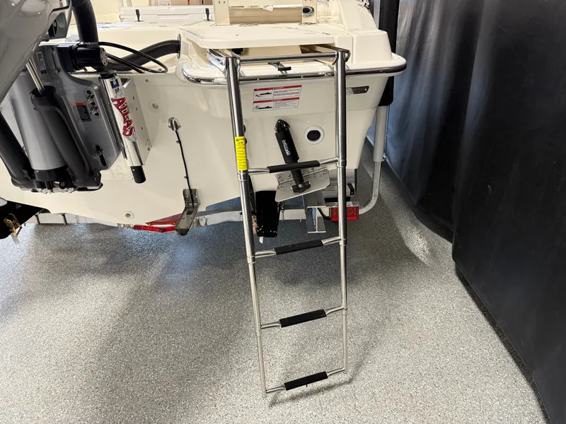 Slide: The Image of Boston Whaler 250 Dauntless 2026 - 20