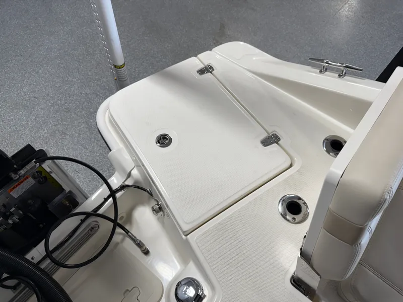 Slide: The Image of Boston Whaler 250 Dauntless 2026 - 21