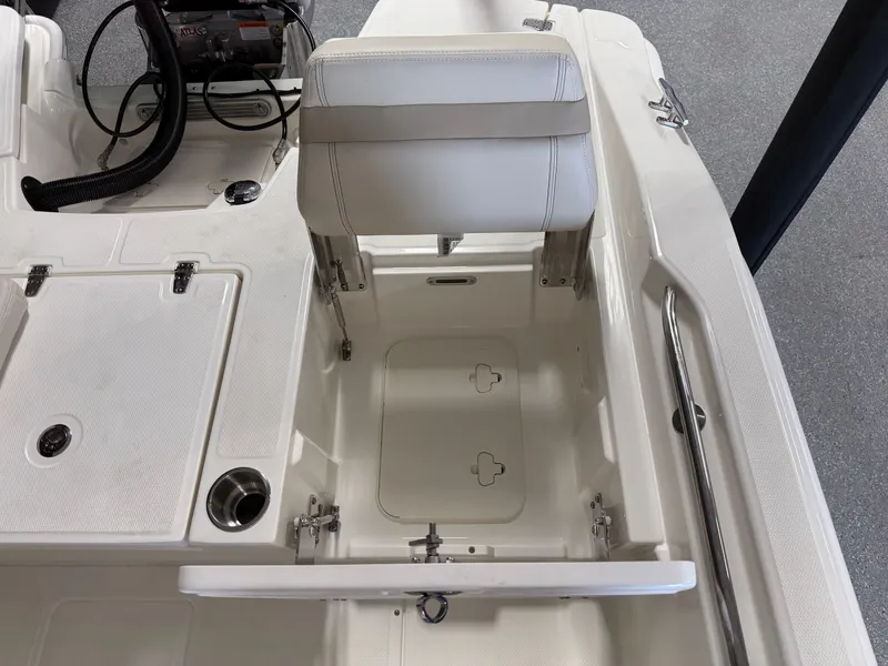 Slide: The Image of Boston Whaler 250 Dauntless 2026 - 26