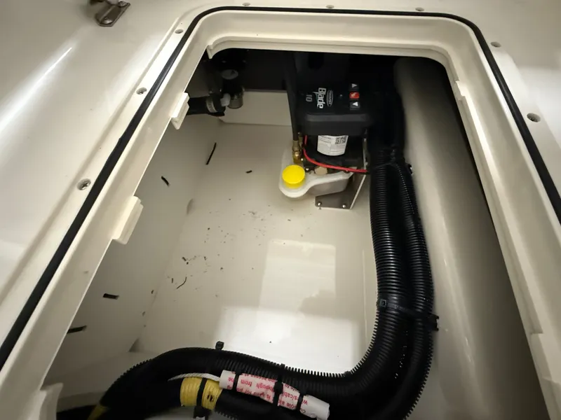 Slide: The Image of Boston Whaler 250 Dauntless 2026 - 27