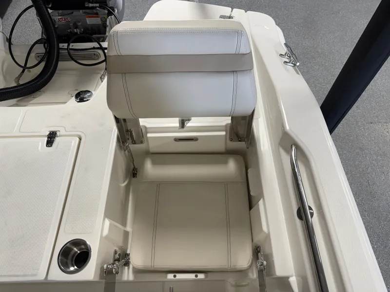 Slide: The Image of Boston Whaler 250 Dauntless 2026 - 28