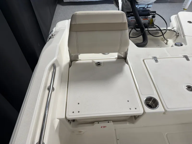 Slide: The Image of Boston Whaler 250 Dauntless 2026 - 35