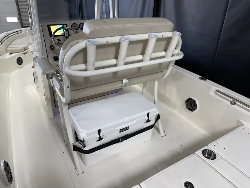 Slide: The Image of Boston Whaler 250 Dauntless 2026 - 42