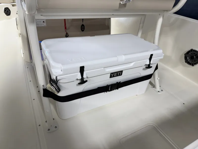 Slide: The Image of Boston Whaler 250 Dauntless 2026 - 43
