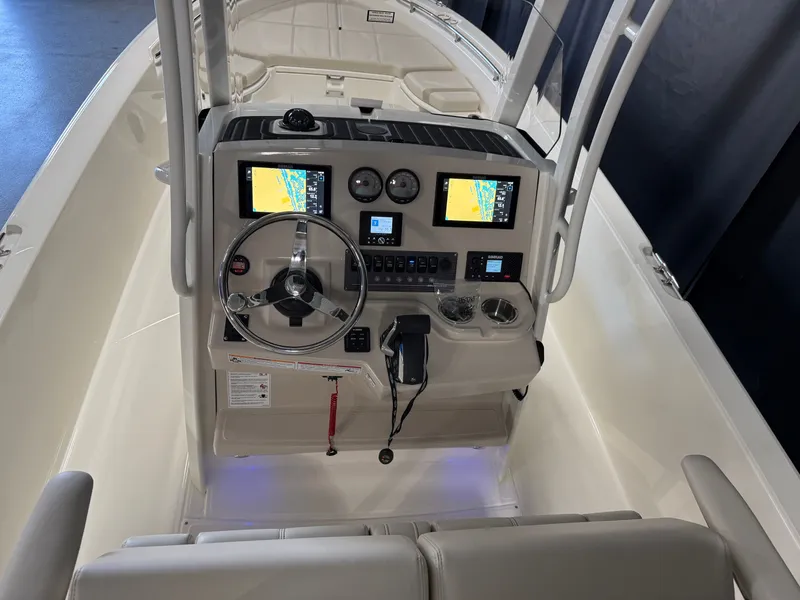 Slide: The Image of Boston Whaler 250 Dauntless 2026 - 49