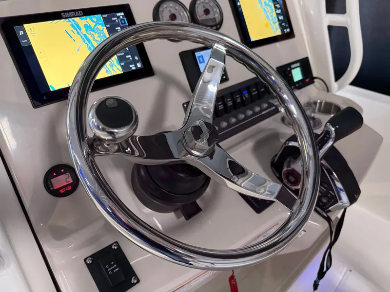 Slide: The Image of Boston Whaler 250 Dauntless 2026 - 50