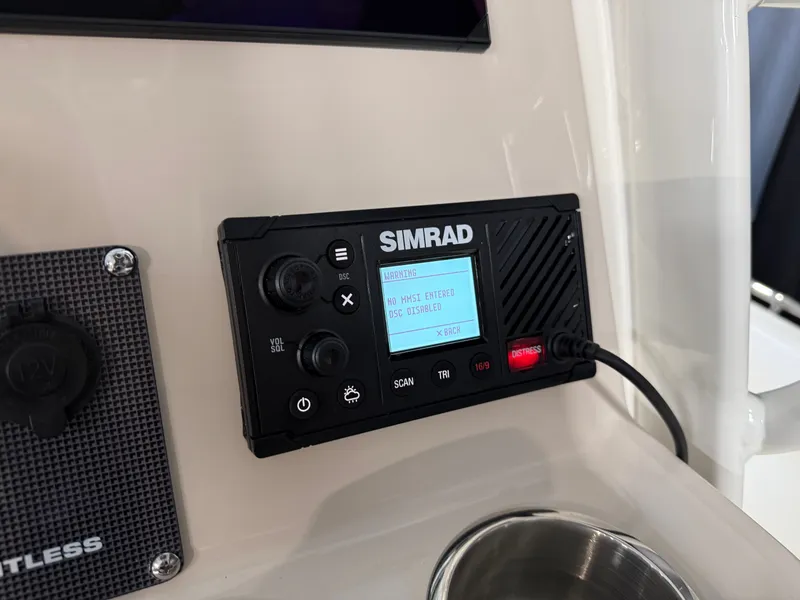 Slide: The Image of Boston Whaler 250 Dauntless 2026 - 60