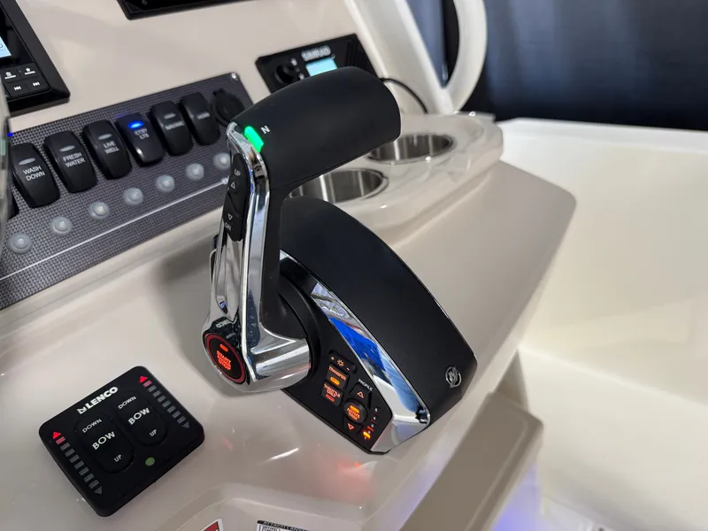 Slide: The Image of Boston Whaler 250 Dauntless 2026 - 62
