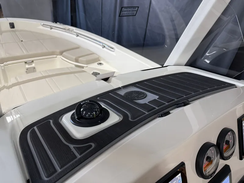Slide: The Image of Boston Whaler 250 Dauntless 2026 - 64