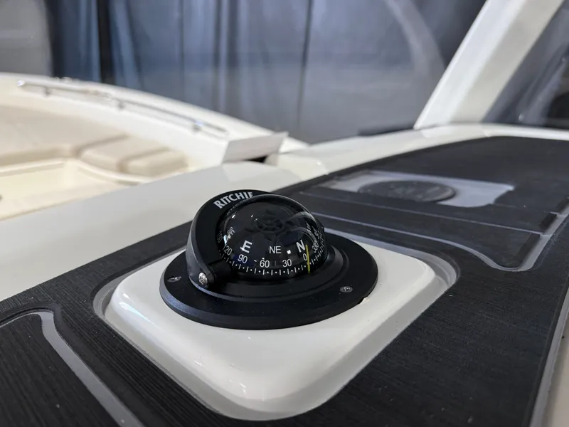 Slide: The Image of Boston Whaler 250 Dauntless 2026 - 65