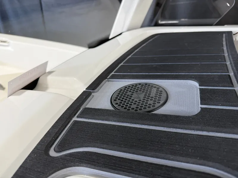 Slide: The Image of Boston Whaler 250 Dauntless 2026 - 66