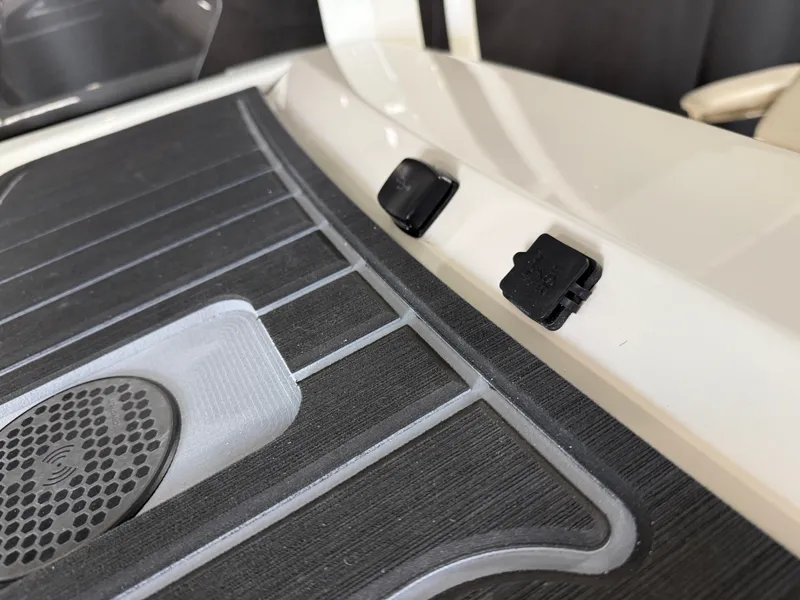 Slide: The Image of Boston Whaler 250 Dauntless 2026 - 67