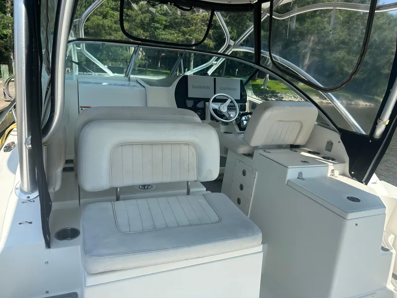 Slide: The Image of 2006 Hydra-Sports Vector 2900 VX boat interior with Garmin navigation system and seating. - 21