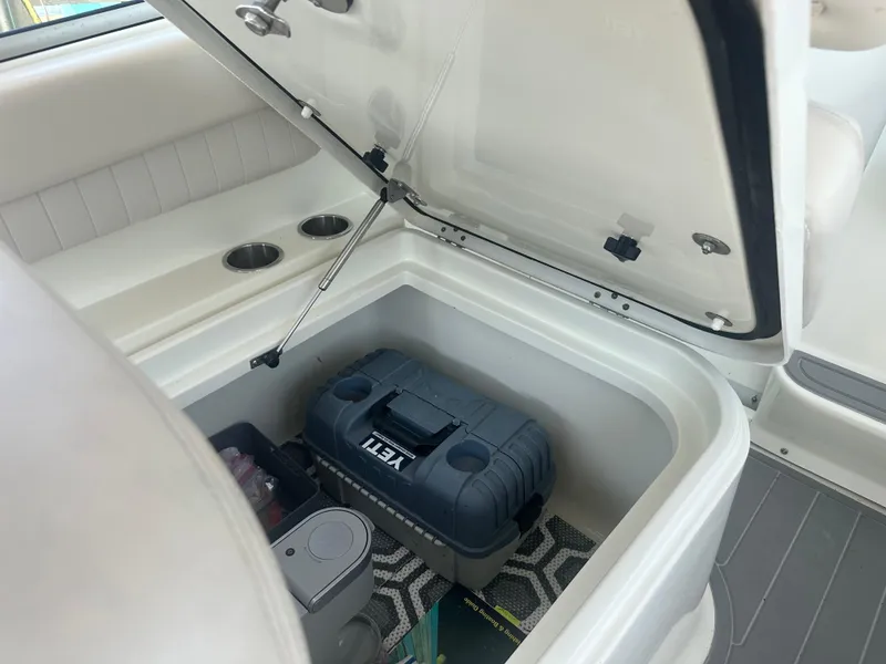 Slide: The Image of Storage compartment in a 2006 Hydra-Sports Vector 2900 VX boat with Yeti cooler. - 29