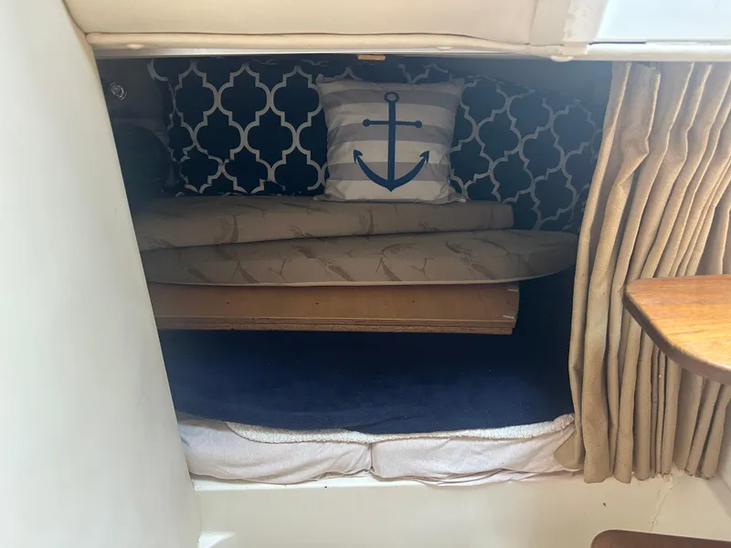 Slide: The Image of 2006 Hydra-Sports Vector 2900 VX cabin interior with nautical-themed cushions and cozy bedding. - 33