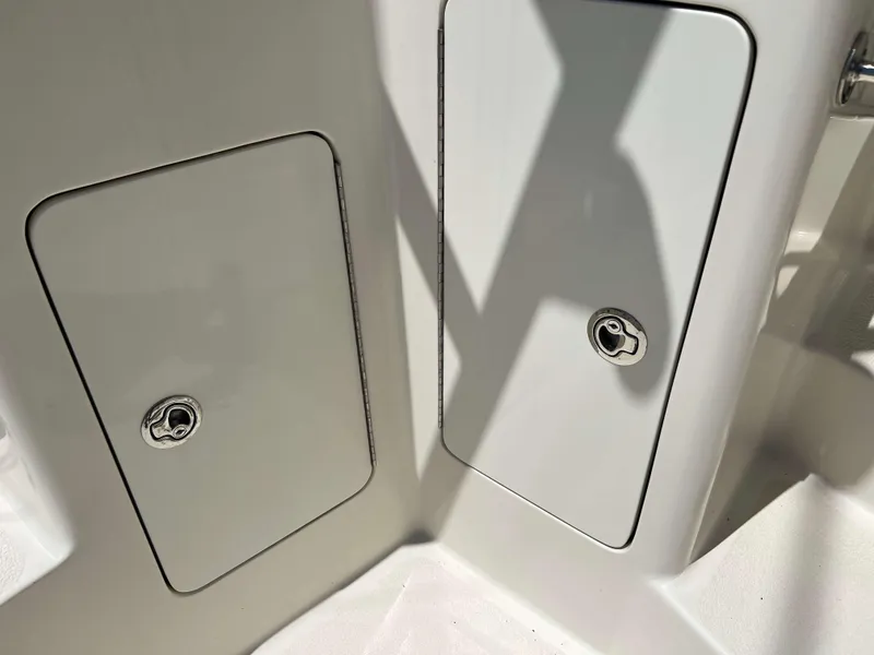 Slide: The Image of Henriques 42 Express Hardtop 2022, white storage compartments with metal latches. - 38